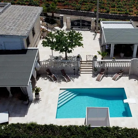 Σπίτι διακοπών Luxurious With Pool Near *